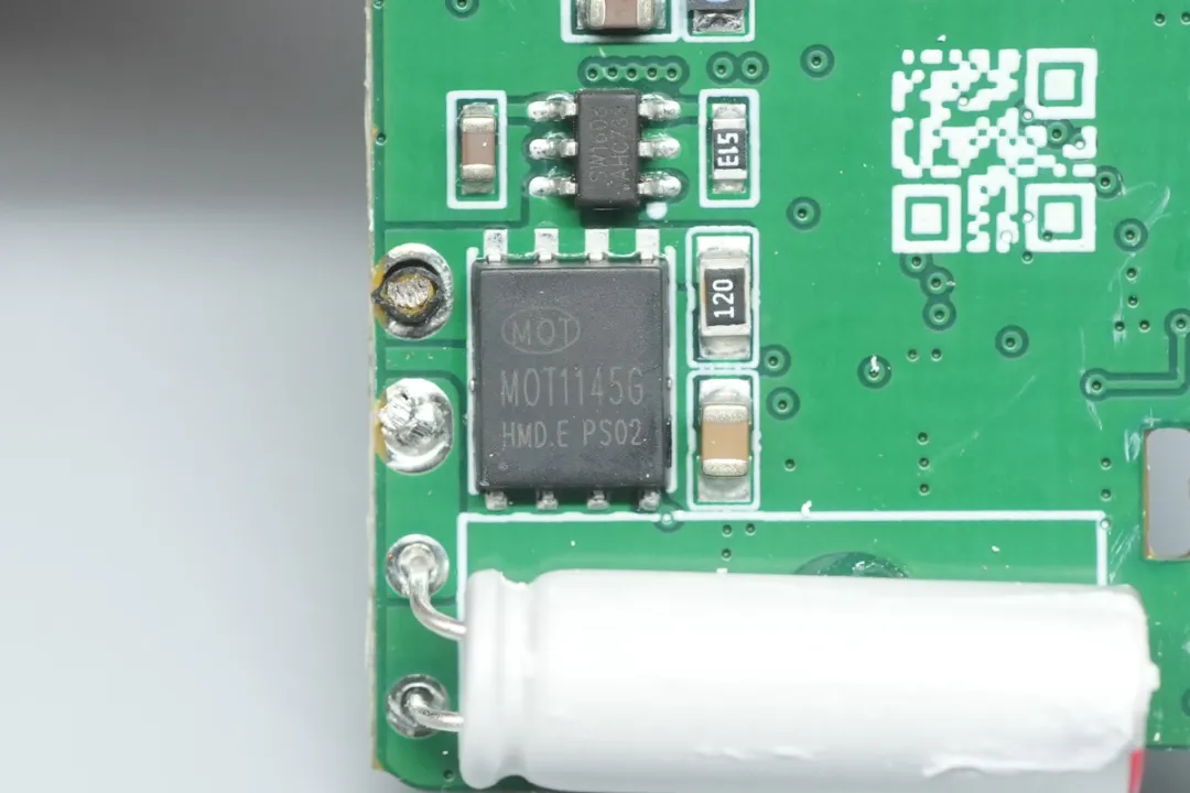 拆解报告：勤领科技45W USB-C碳化硅智显屏快充